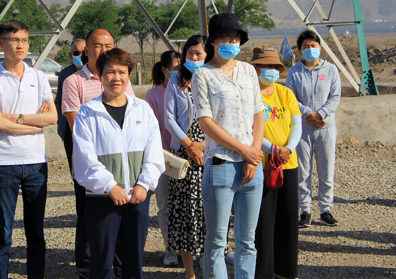 紅果子鎮(zhèn)黨委書記陳筠平、鎮(zhèn)人大主席韓玉蘭蒞臨興康恒潤種植基地觀摩了解情況