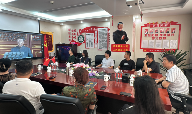 岳氏集團組織觀看抗戰(zhàn)勝利閱兵，愛國情懷激蕩人心